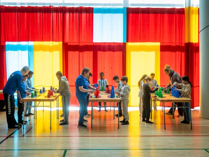 Fritidsfestival på Tagensbo Skole og Kulturhus, hvor børnene prøvede kræfter med flere nye fritidsaktiviteter som trampolin og speed stacking.